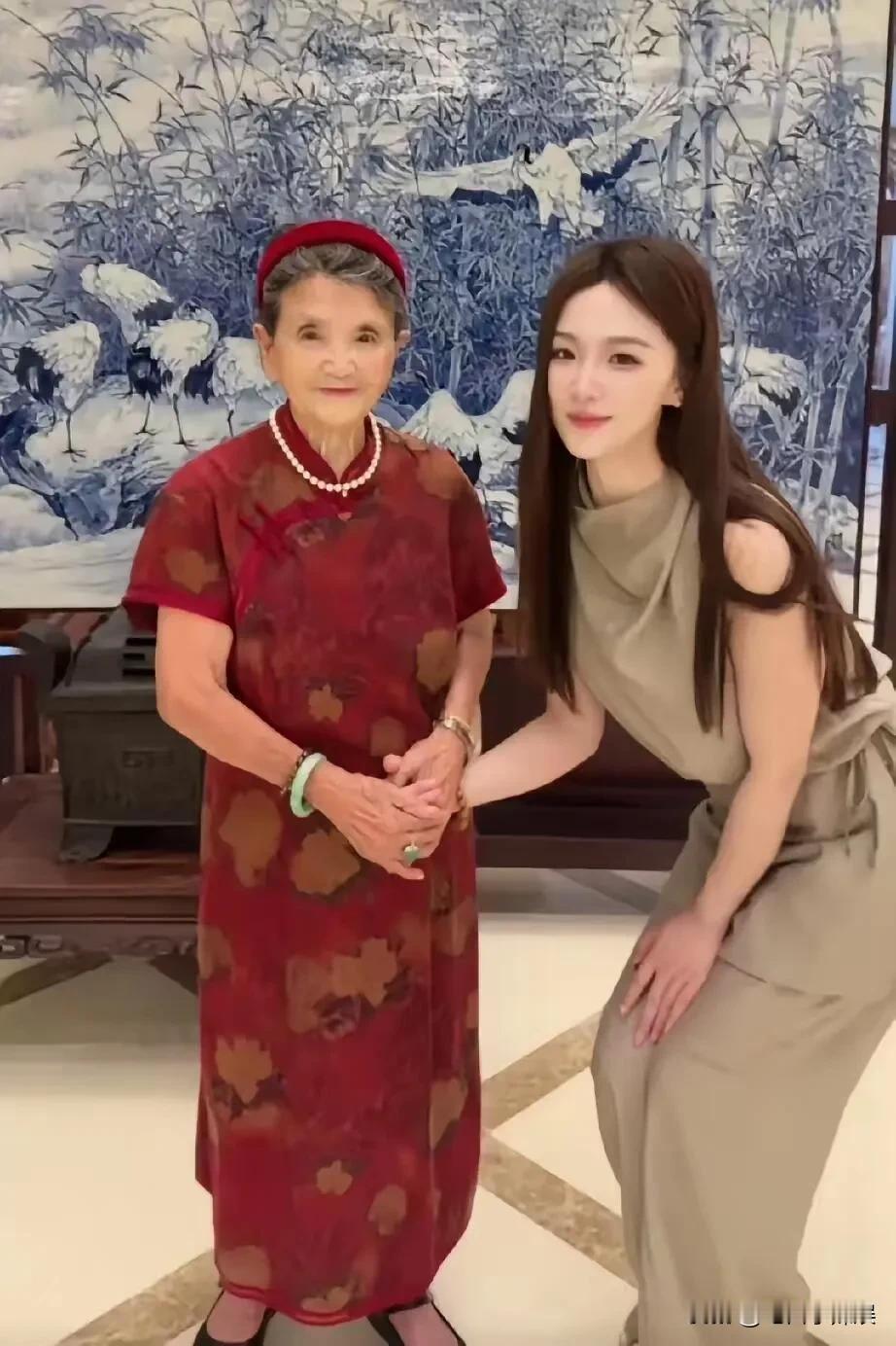 黄圣依的前婆婆，和杨子新女朋友见面杨子的妈妈已经92岁高龄了，一点都看不出来
