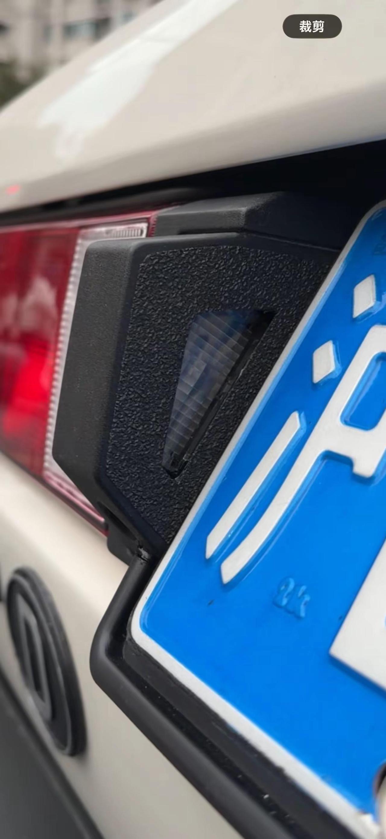 手搓。普桑普桑改装后牌照灯