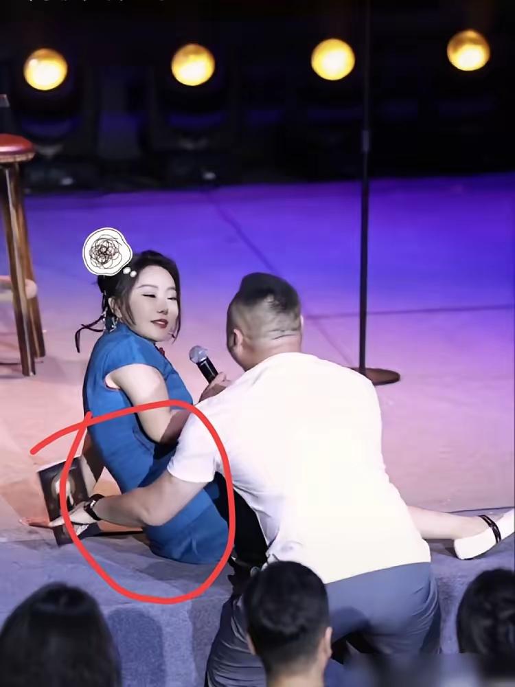 别把喜剧舞台，当成放纵的温床。沈阳波波笑剧场里，23岁男子在互动时突然伸