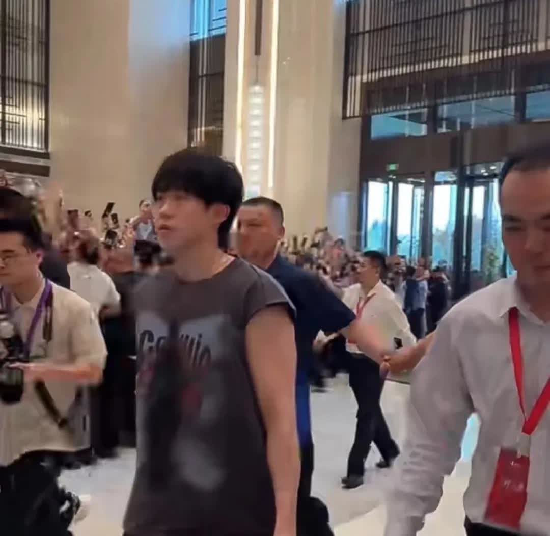 大头终于出现了，这也太帅了吧，衣服特别潮，好多球迷从早上就开始守在酒