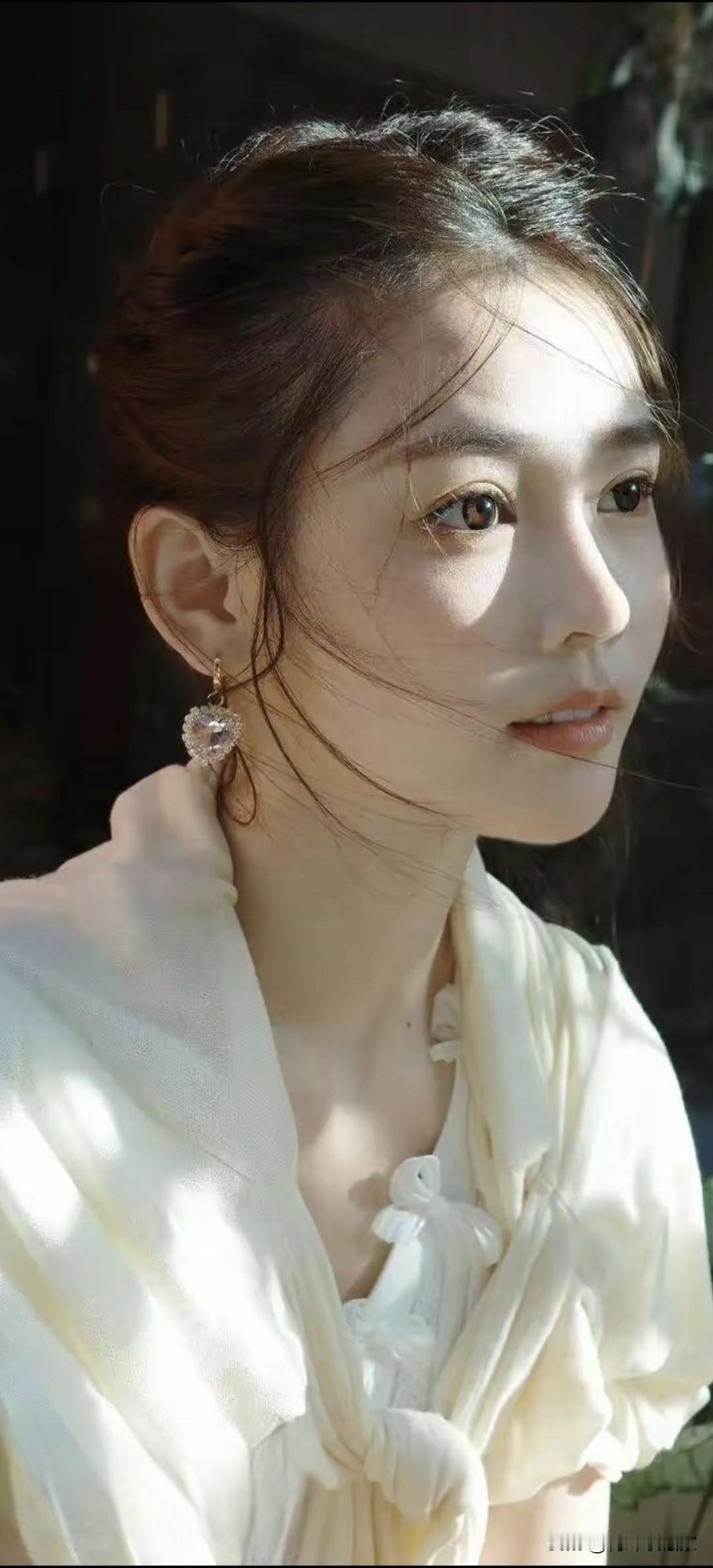 马尾辫美女（三十五）女主播魏莹，1996年12月出生，确实漂亮。柔和的自