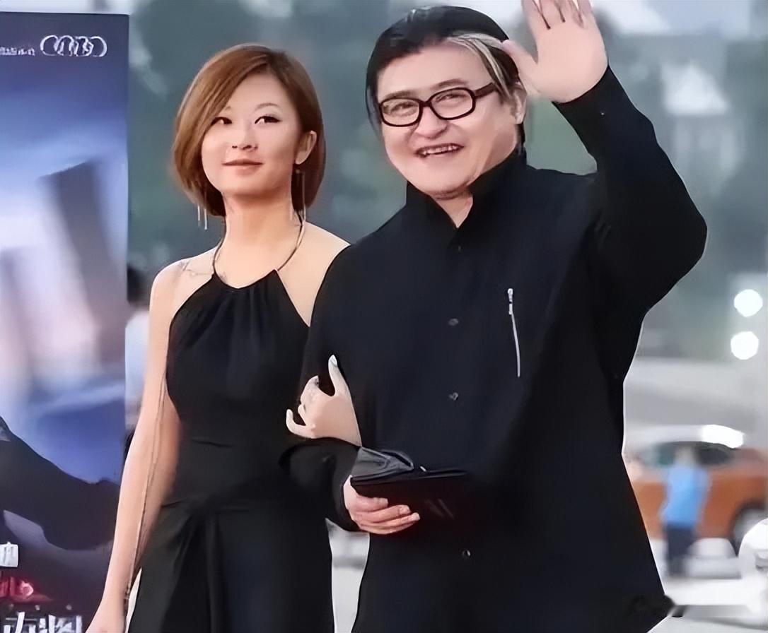 刘欢亲家被扒出，重庆建材大佬，家底厚得吓人，把儿媳宠成亲闺女，这场低调的联姻，无