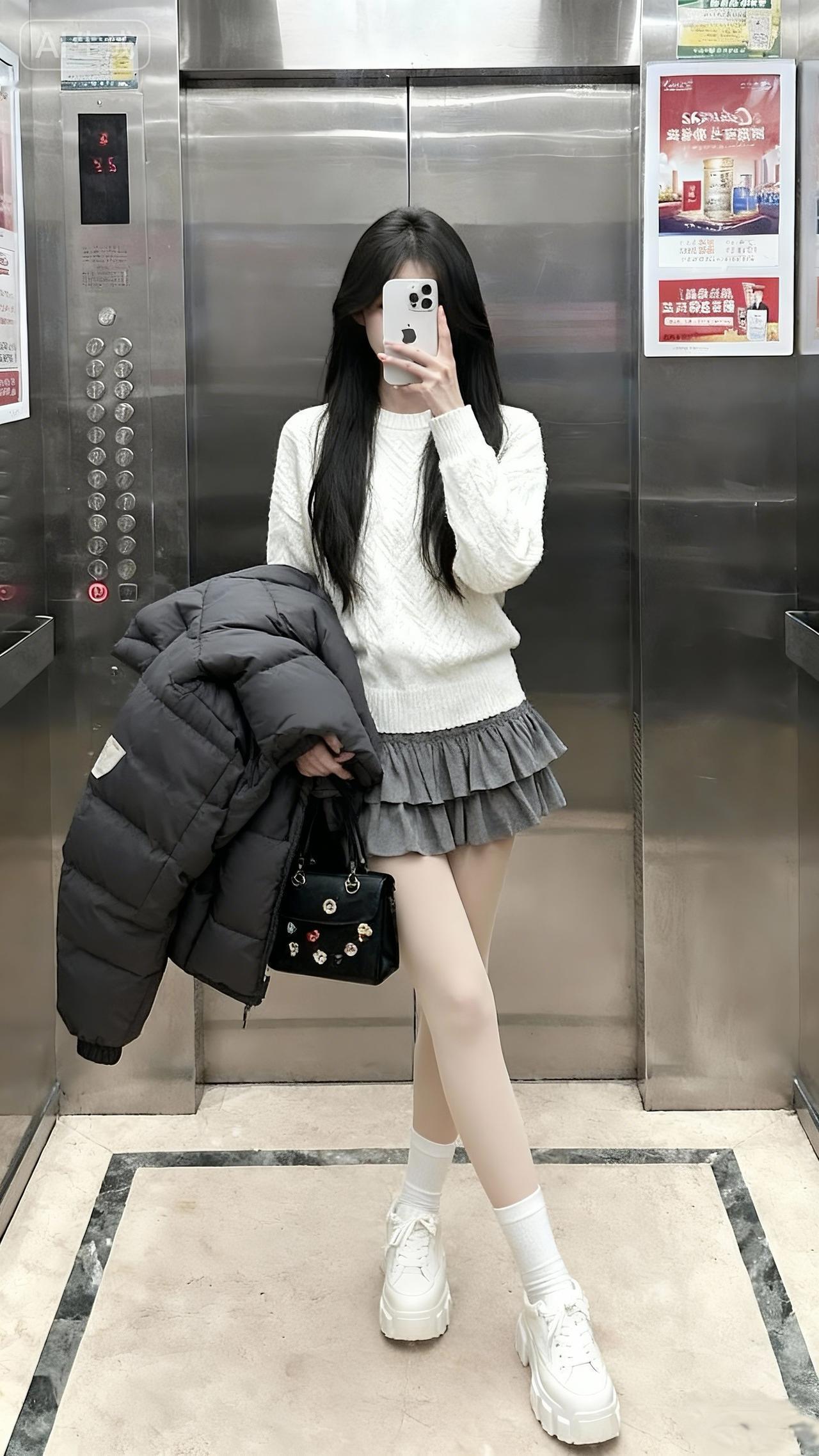 日常分享电梯拍照秋冬穿搭羽绒服