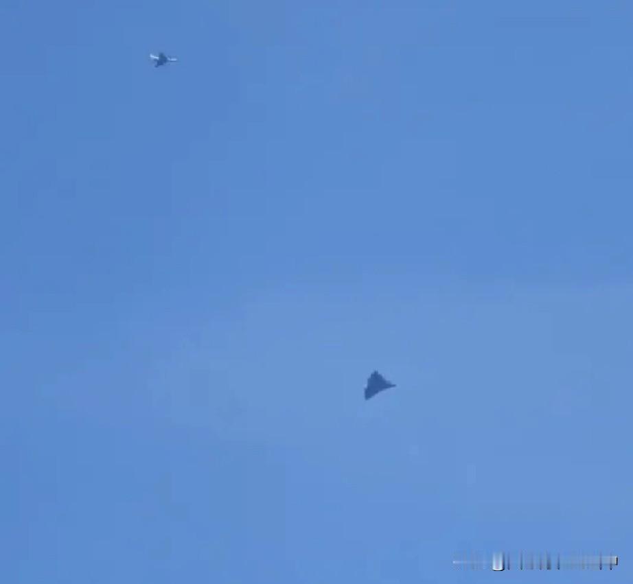 南六的老三！！看起来屁股和二号的差不多..去年年底试飞的，这又到年底了，时