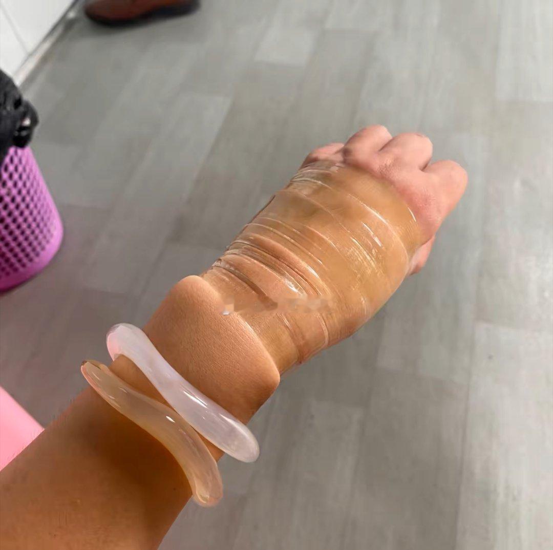 想尽了各种办法，手镯都快搞弯了，手都快搞了，还是搞不下来，人啊，真不能太闲，一闲