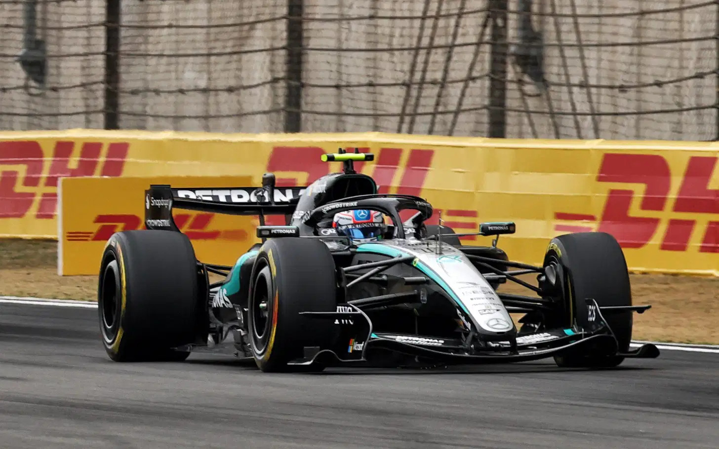 f1梅赛德斯车队在与FIA沟通后，已经对前翼进行了调整。在F1中国站期间，有网