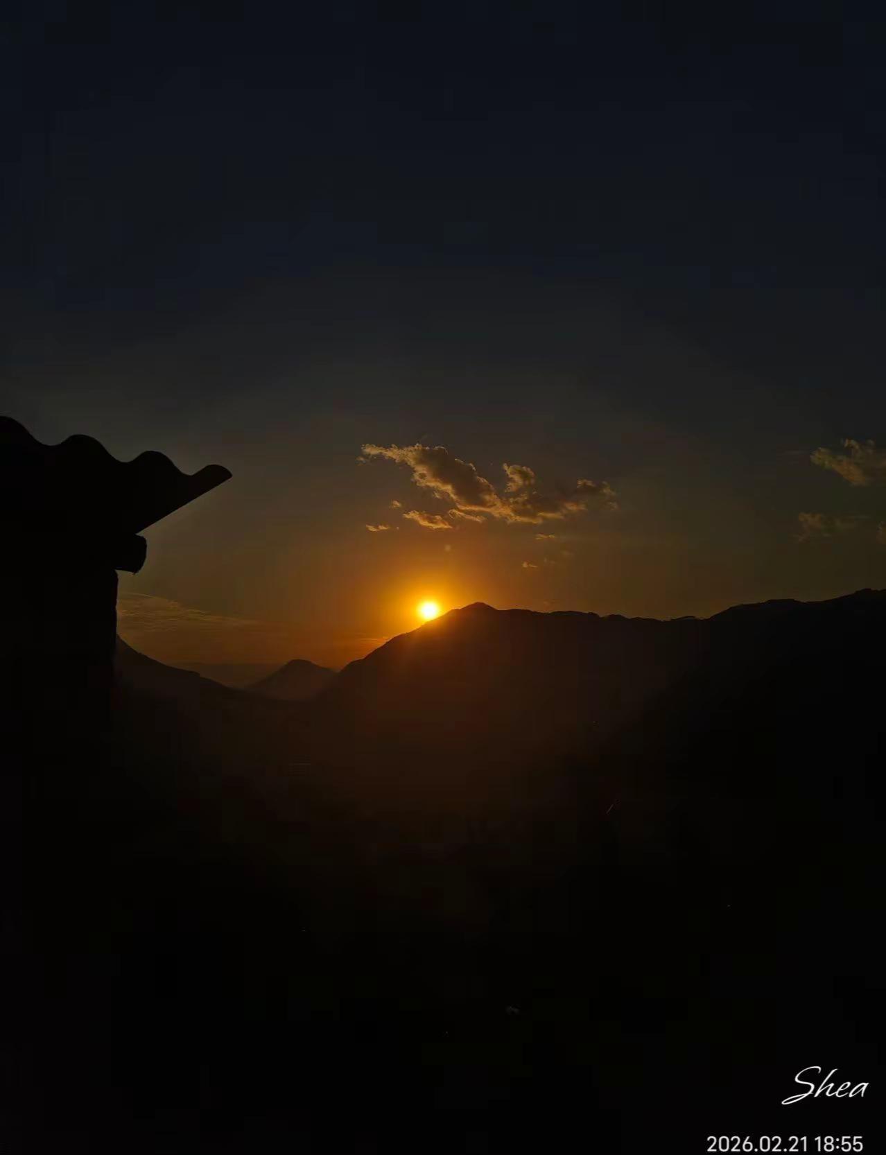 日出破晓瞬间，山脊线勾勒金色轮廓✨屋檐剪影添几分诗意～快冲田坝山蹲龙背机位！嘉午