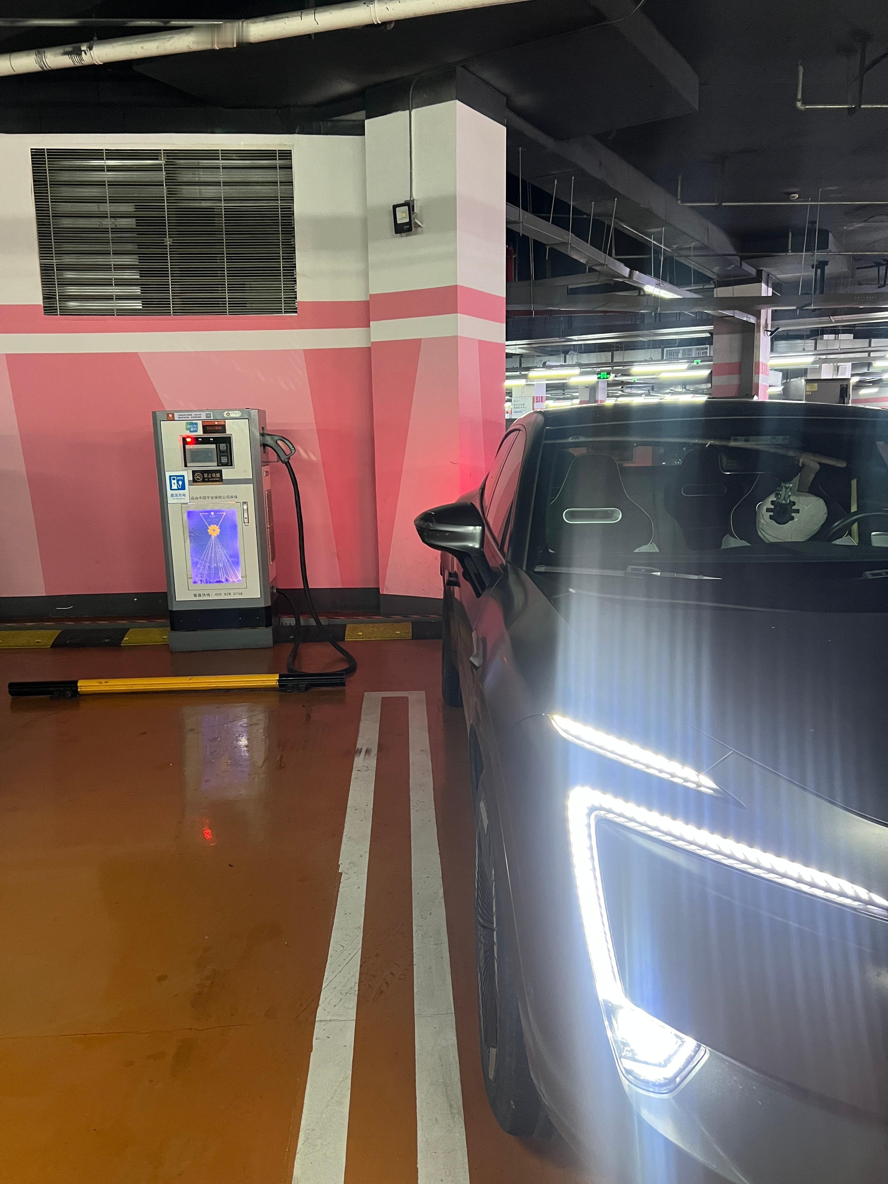 商场的饭店如果消费到一定金额，不仅免停车费，还能免充电占位费就好了，这样就不用吃