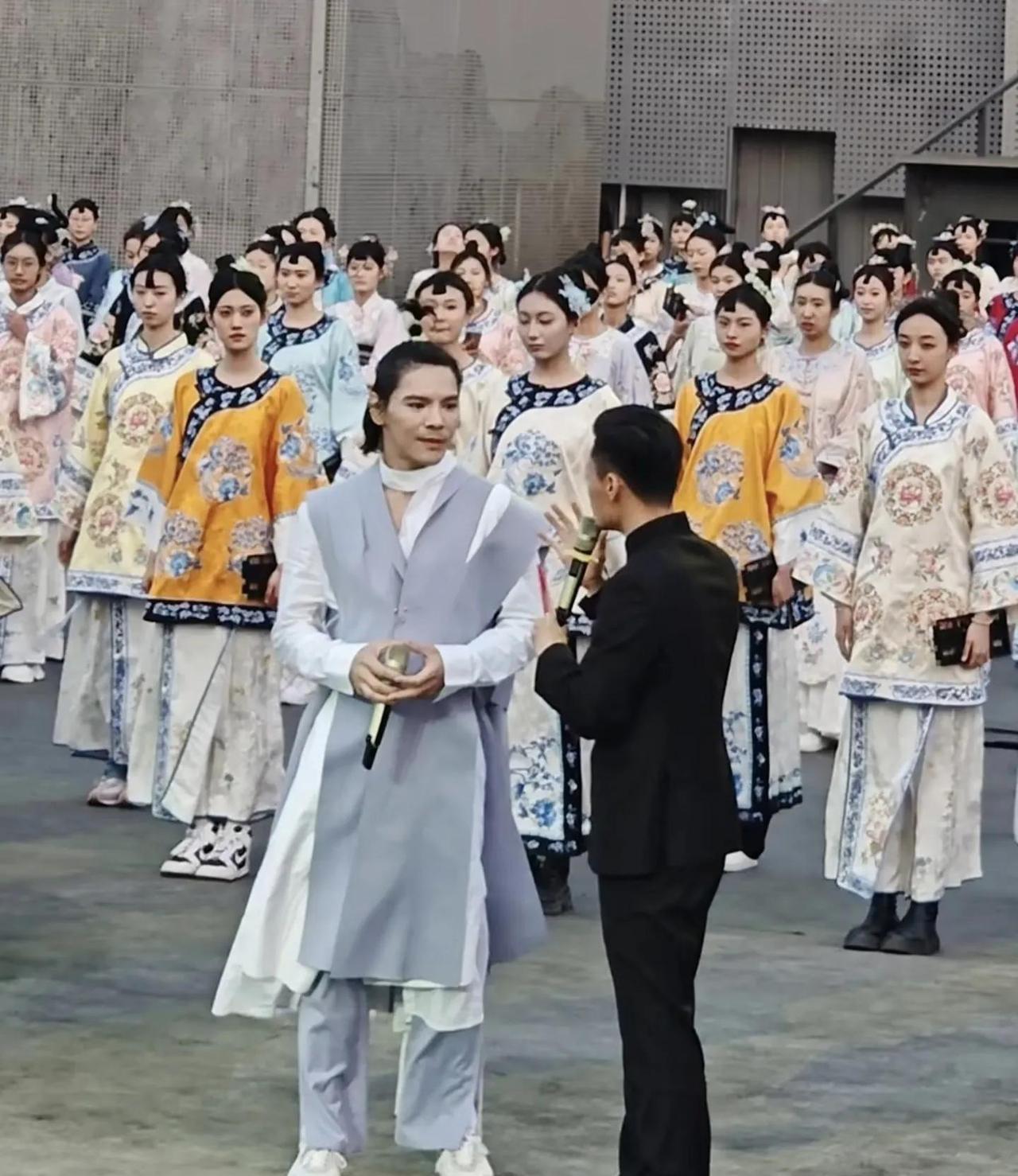 向佐山西活动“丑造型”吸睛，另类出圈尽显反差魅力在娱乐圈这个充满话题与热度的名