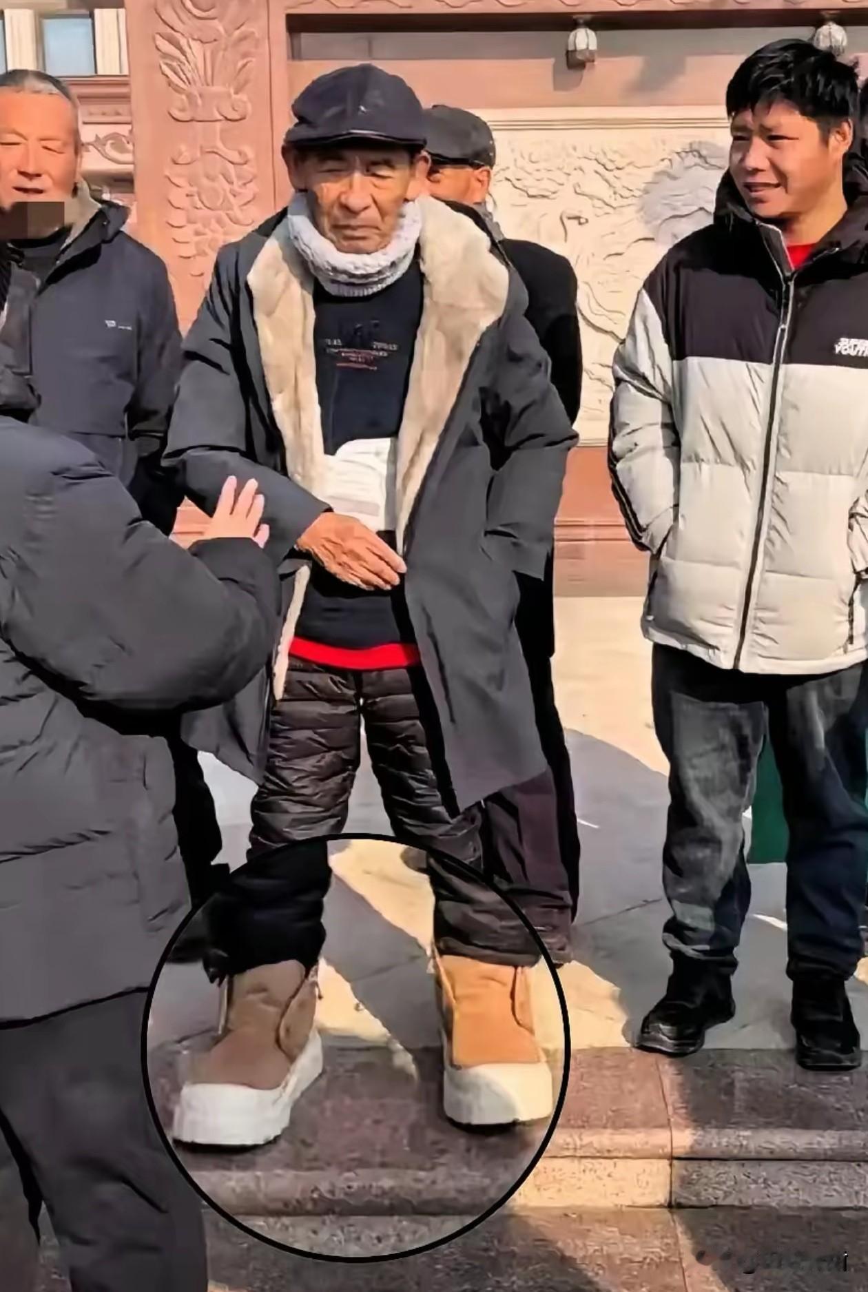 刘强东的父亲太低调，提着书包给前来村里的粉丝发饼干。有人说，老爷子身上穿的这