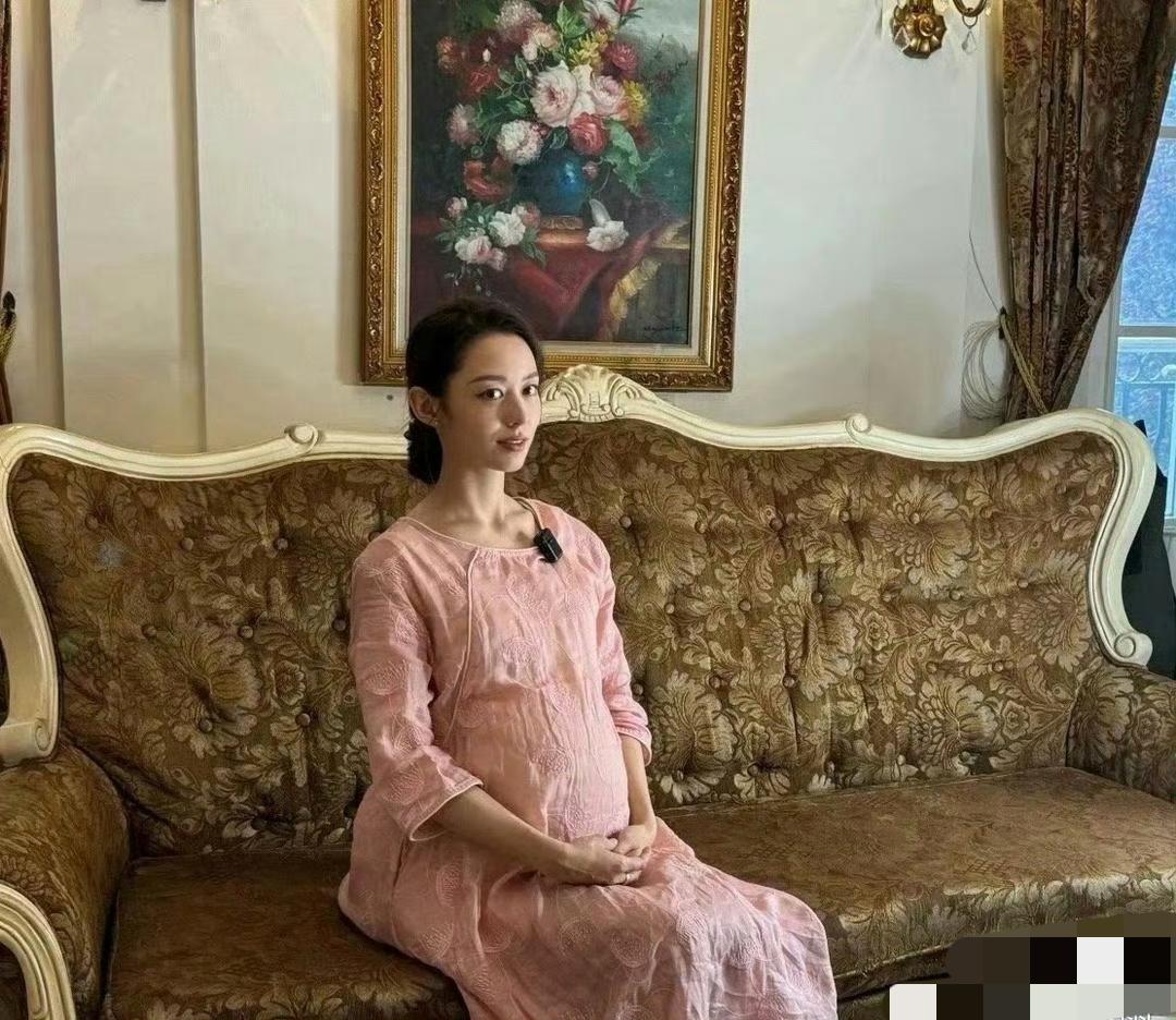 刷到吉娜孕期的照片，真的会被狠狠戳中：同样是怀孕，怎么有人美成画报，有人却狼狈到