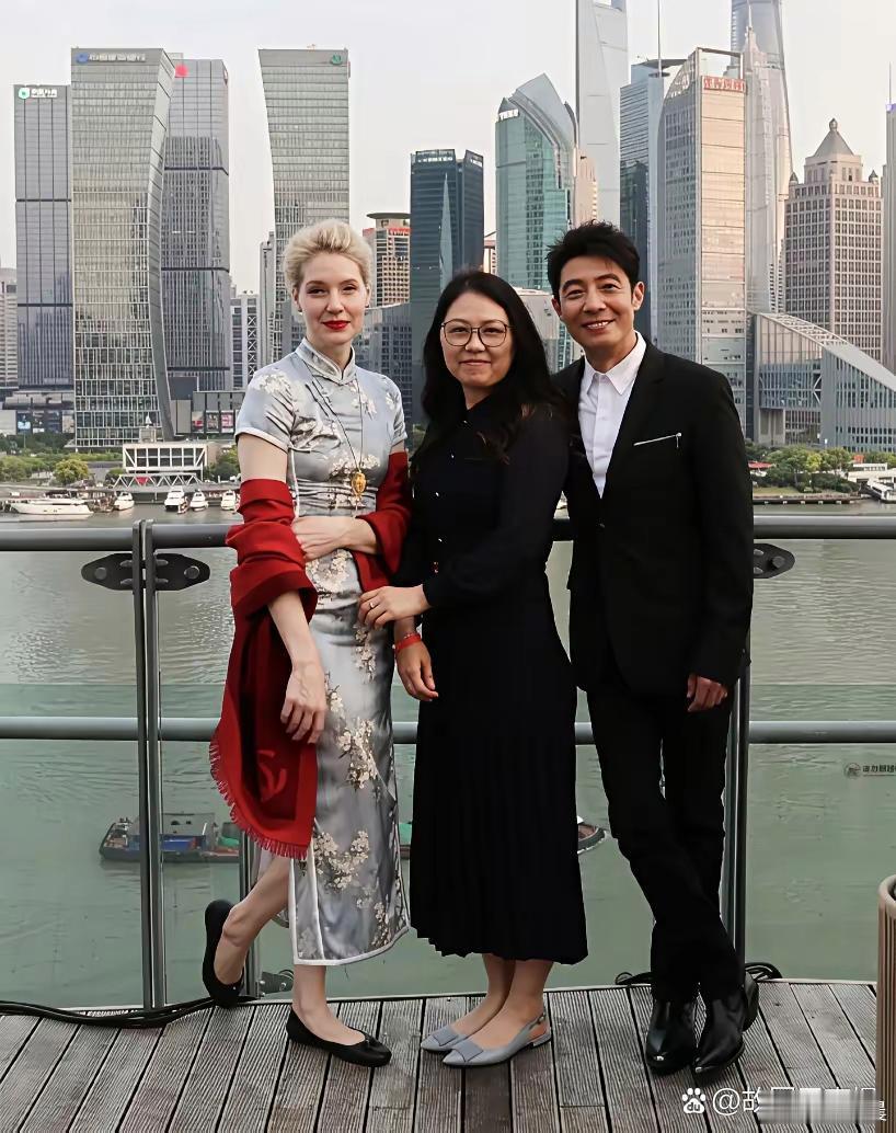 撒贝宁夫妇和友人现身上海外滩合影，李白一身旗袍格外出彩，高挑身姿配上温婉优雅的气