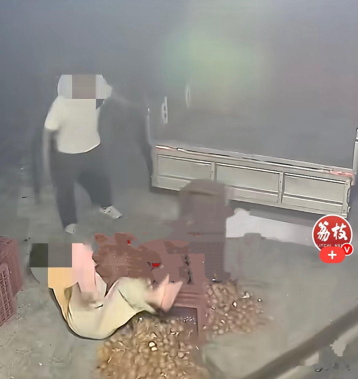 近日，安徽阜阳一车鸡蛋到货需要卸货，现场特别让人看不懂：旁边站着一位男子不动手，