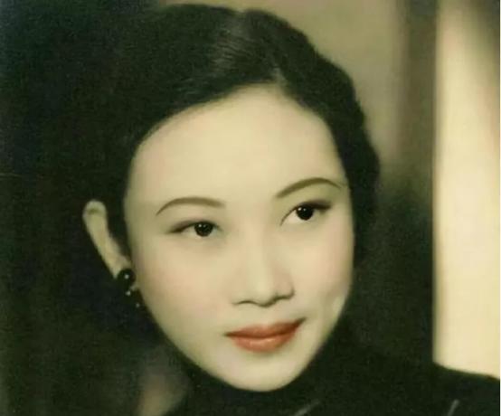 ☁1938年，41岁戴笠借口加班，把一位漂亮的秘书带到了卧房，戴笠递给她一