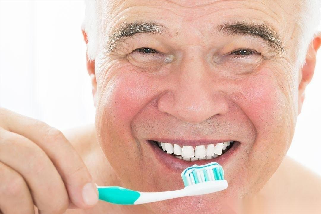 “早晚刷牙”是错的？医生叮嘱：过了老年，最好改掉这几个坏习惯牙口好不好，老年人
