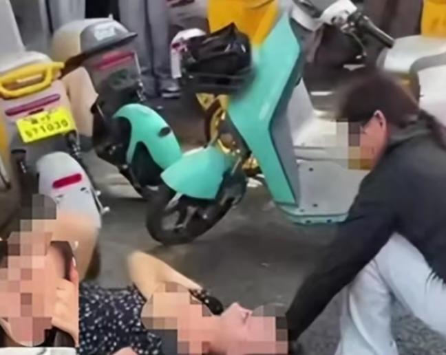 扒裤子这件事情真正的原因是，不是什么小三，也不是什么欠钱不还，而是被扒裤子的女