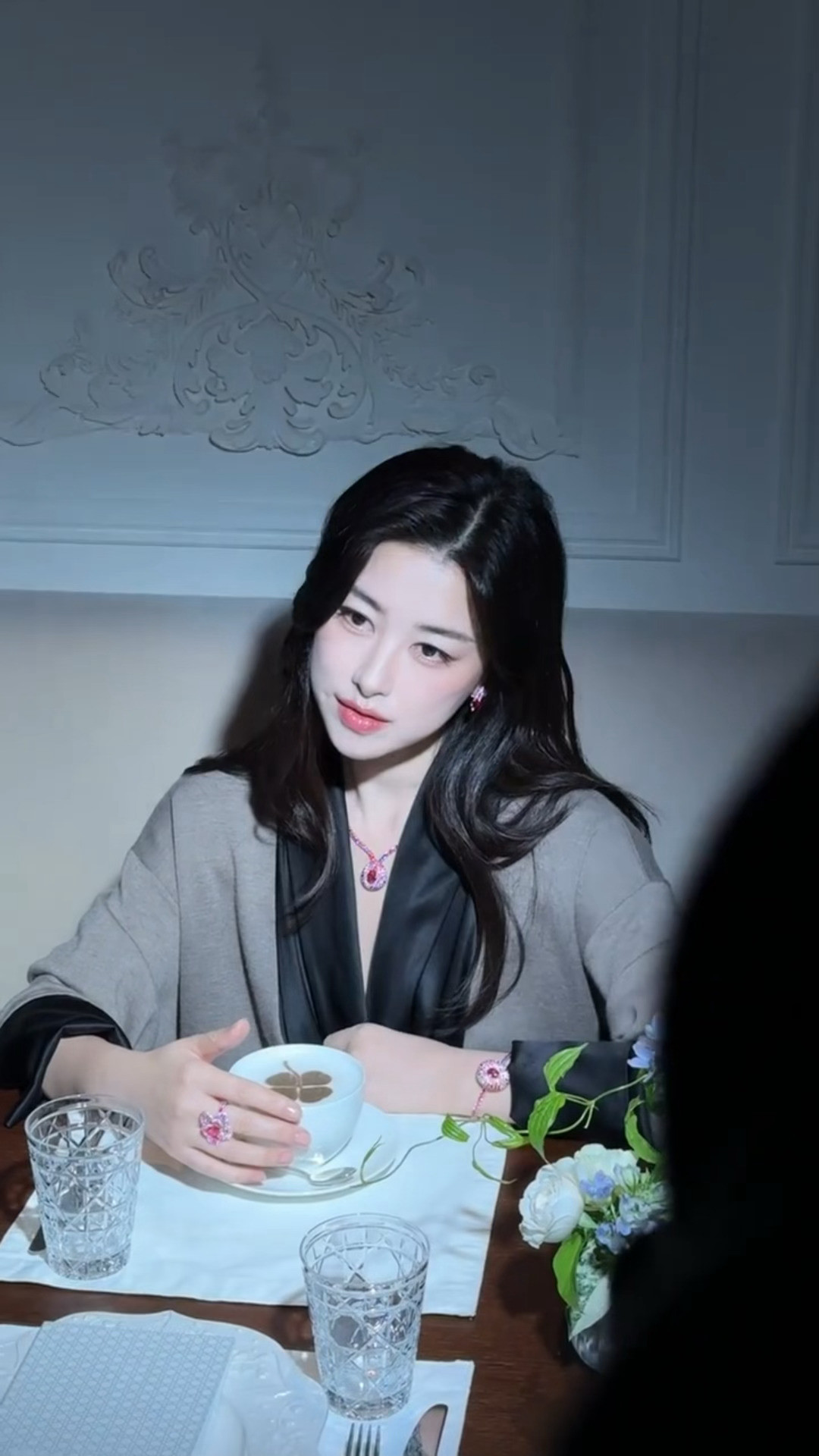 淡颜朱珠气质这一块还是得看朱珠，温润如玉又风情万种的美