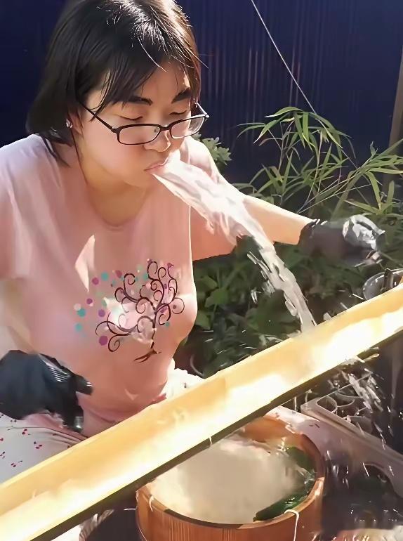 日本流水素面惊现人工吐水，网友直言吃不下去！这小日子玩的就是花花哈