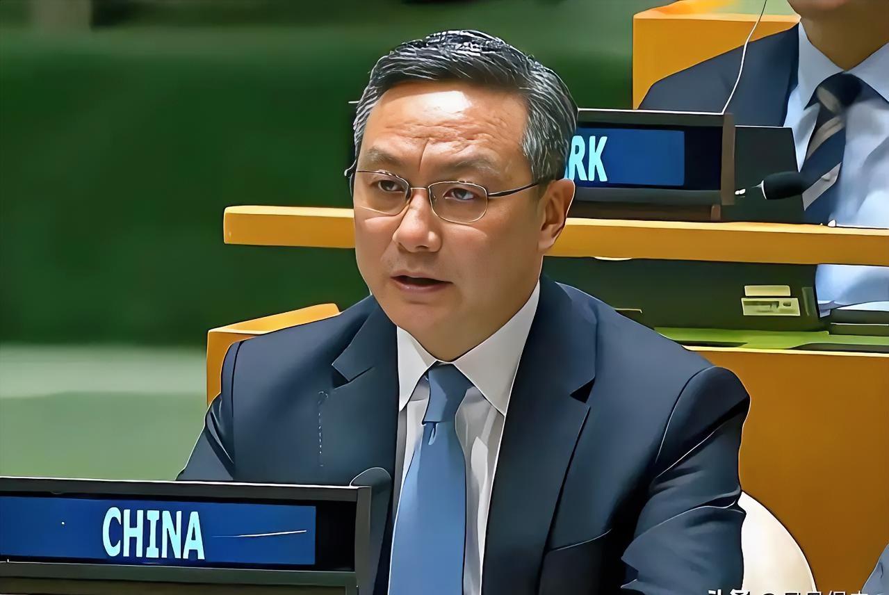 当联合国高官流畅切换四国语言，却唯独没有中文时，中国代表孙磊大使没有愤怒指责，而