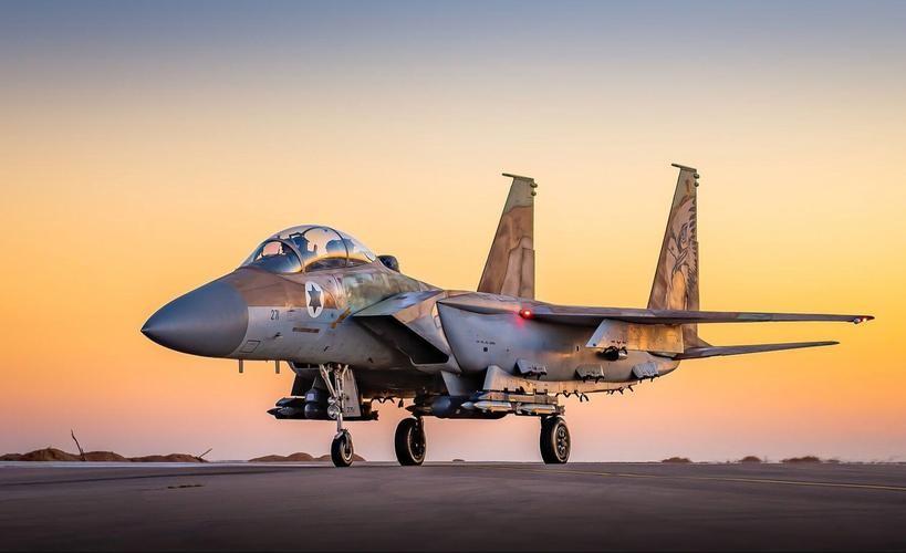 最近美国空军公布了F15E战斗机训练画面，后座武器控制官面前多了两块平板电脑。一