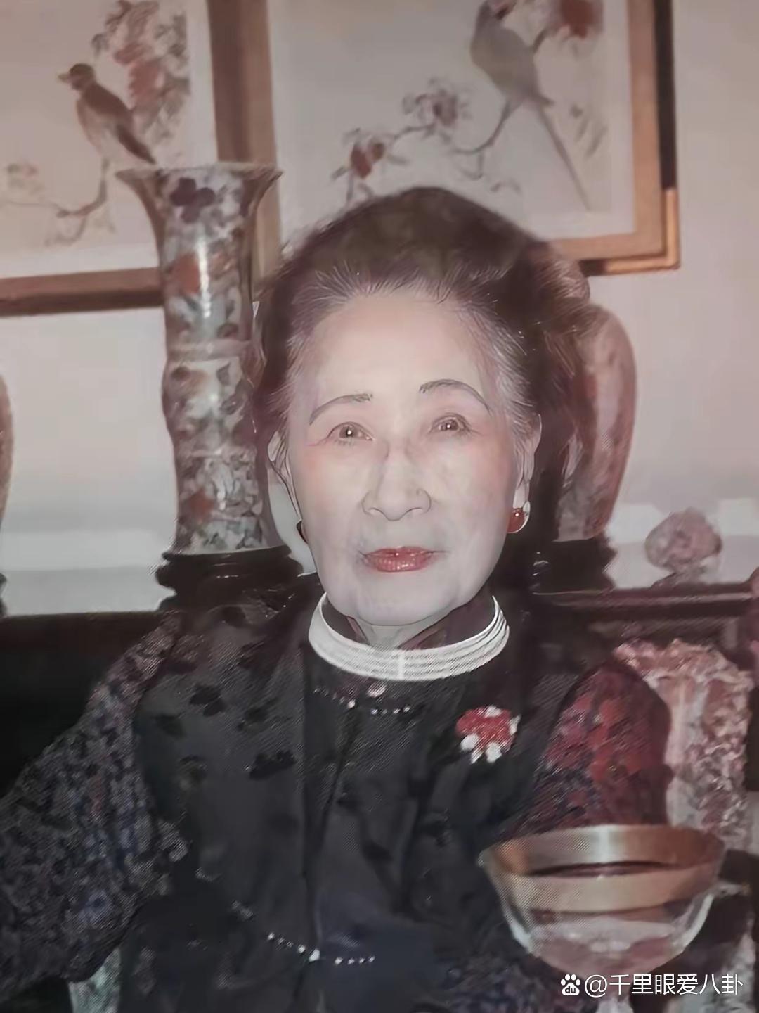 这才是宋美龄100岁时的真实容貌，彼时，她满头白发，满脸皱纹，已经很老了，这并非