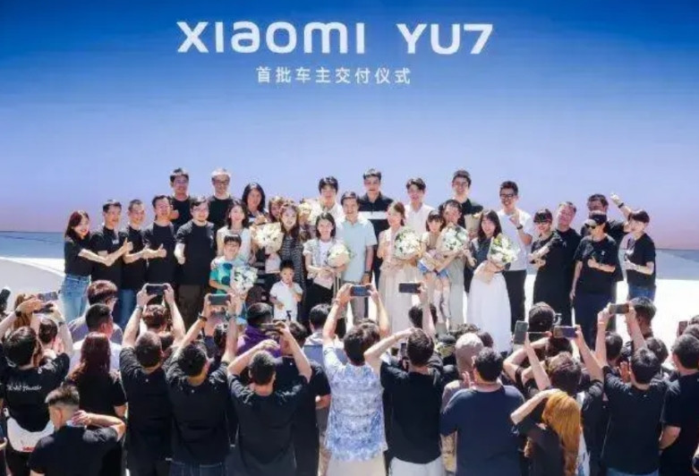招不在新，管用就行！雷总顶着高温，给首批交付的YU7车主开车门了，妥妥的名场面再