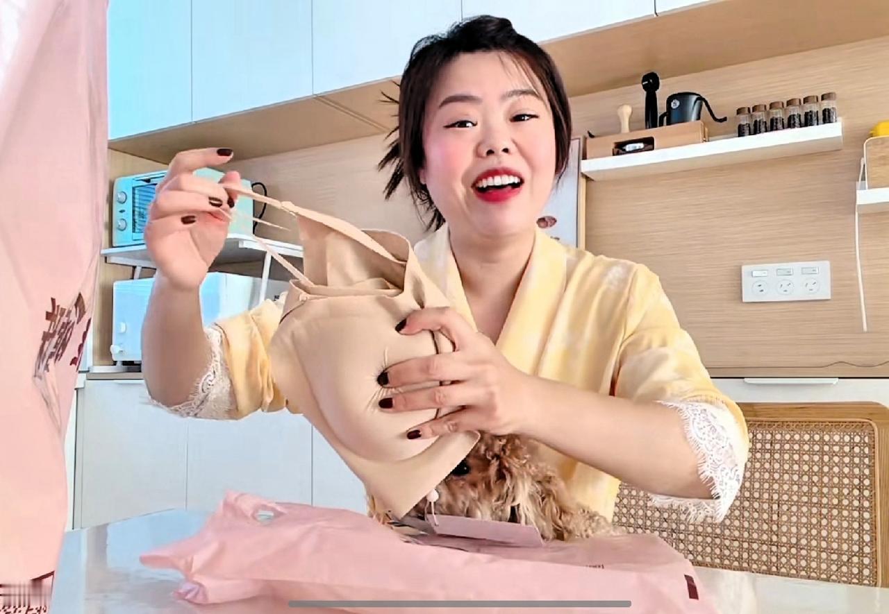 苦茶丹丹香，一件睡衣穿五六年的秘密！伙伴们今天买了两件粉底液内衣小吊带，夏天太