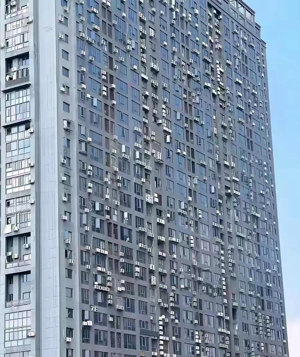 一栋大楼有这么多的空调，难怪现在外面越来越热了各家各户空调排放的废热，改变了周