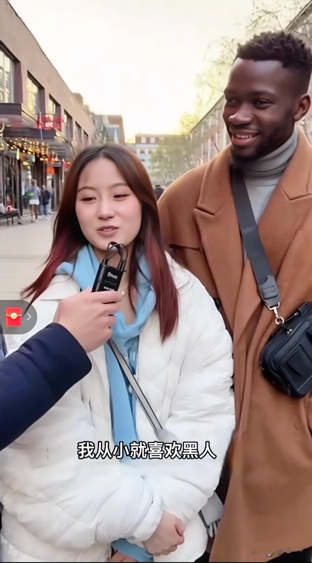 万万没想到，街采一对跨国情侣，女孩一开口就震惊路人。女孩24岁南京人，男友2