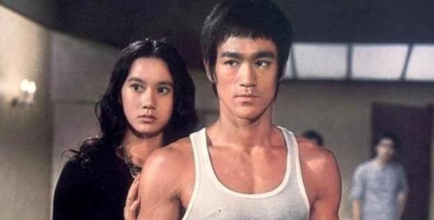 1973年，功夫巨星李小龙猝死在性感女星丁佩家中，丁珮从此成了“李小龙死在她床上