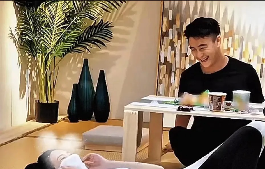 何猷君是真耿直啊，婚前就跟奚梦瑶坦白自己的身家了，还直说自己跟别的富二代不一样。