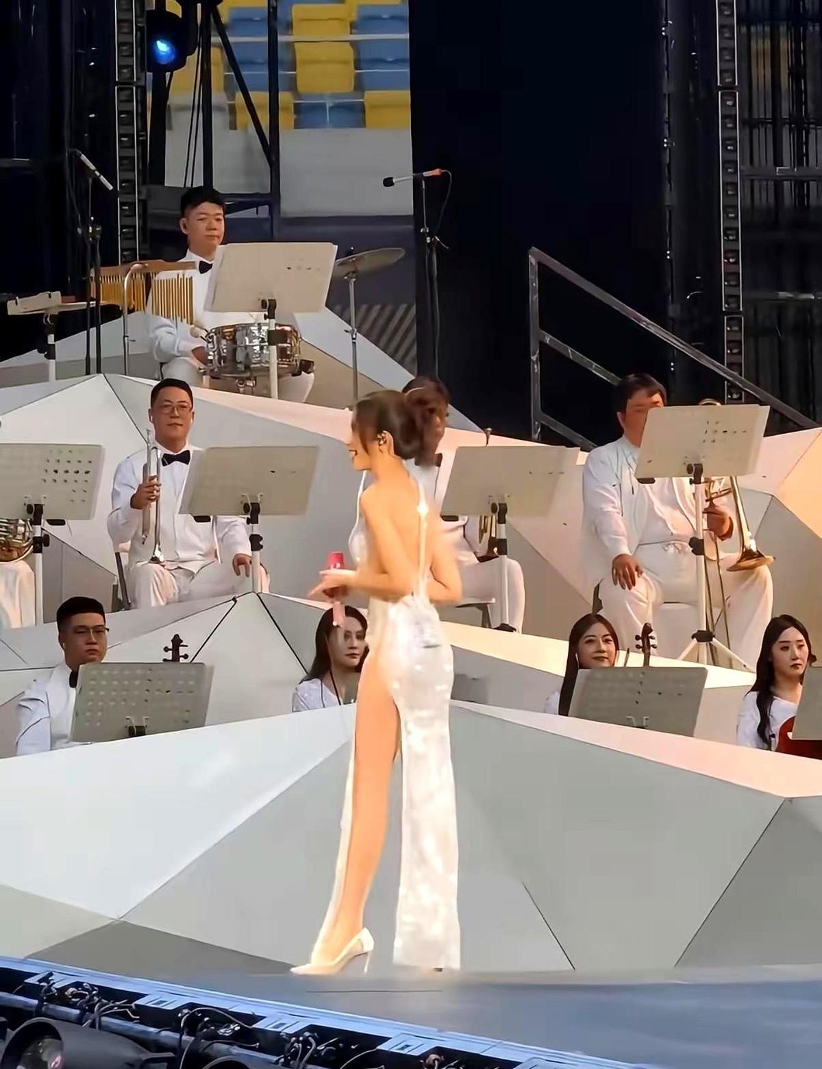 54岁莫文蔚登台，腿比20岁还稳。不是天生丽质，是拿命在算账。她腿上绑着八千