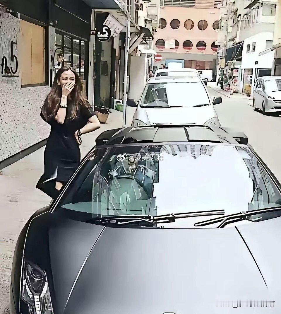 黄晓明曾送杨颖二手兰博基尼，她欣喜不已，宛若中奖