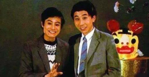 1988年，相声演员刘伟不顾师父反对，坚决要移民出国，马季大怒：“国外谁认识你！