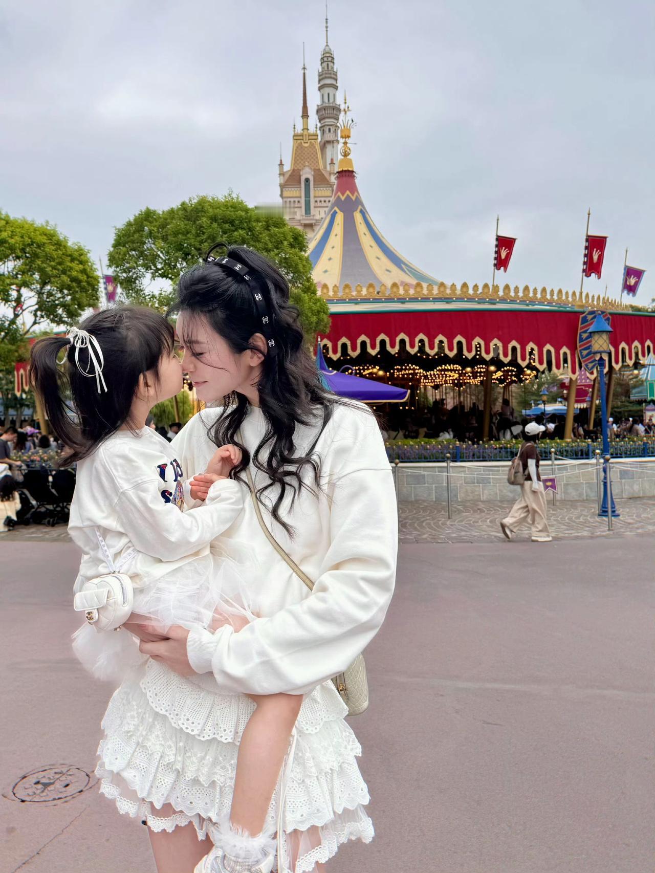 今天是奚梦瑶女儿满4岁的生日啊！他女儿腿好长啊，奚梦瑶女儿Romee3岁5个月的