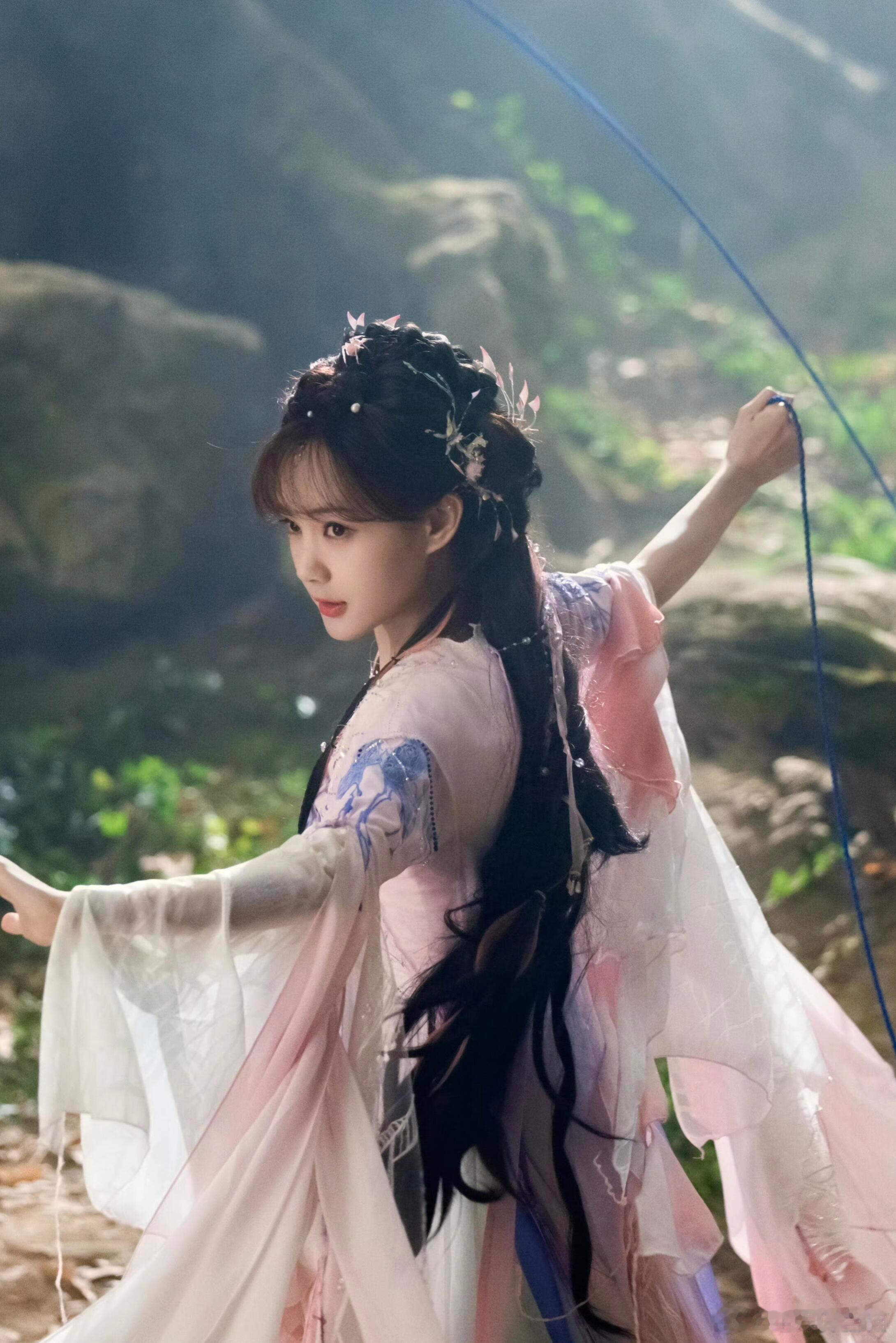 李一桐第一剑敬自己北舞出身就是不一样！这剑花挽得衣服都自动让路了，李一桐你终将成