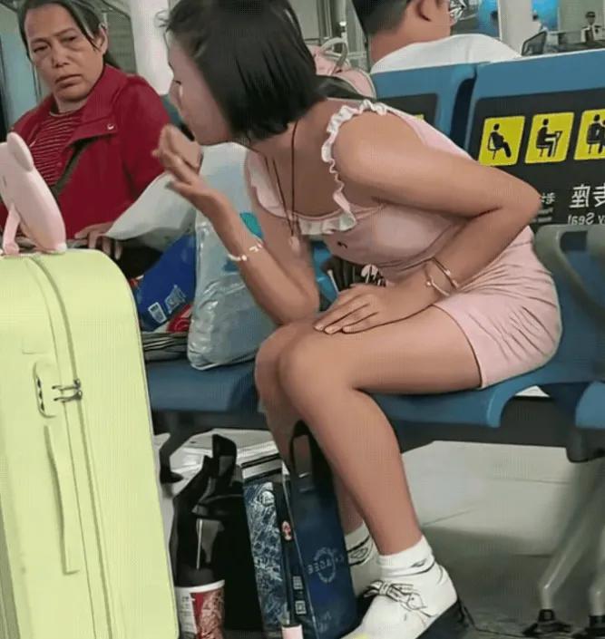 “笑不活了！”广西一名女子去搭乘火车，由于还没有到点，女子在车站里等候，这时女子