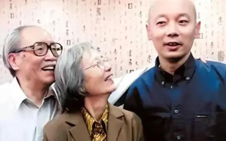 🌞1995年，葛优拍戏赚了350万，把钱全部交给了妻子贺聪。谁知贺聪转身就