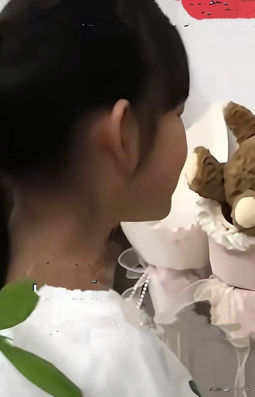 近日，山东聊城一初中女孩跟爸爸撒娇商量：“爸，我闺蜜爸妈不在家，她一个人害怕，我