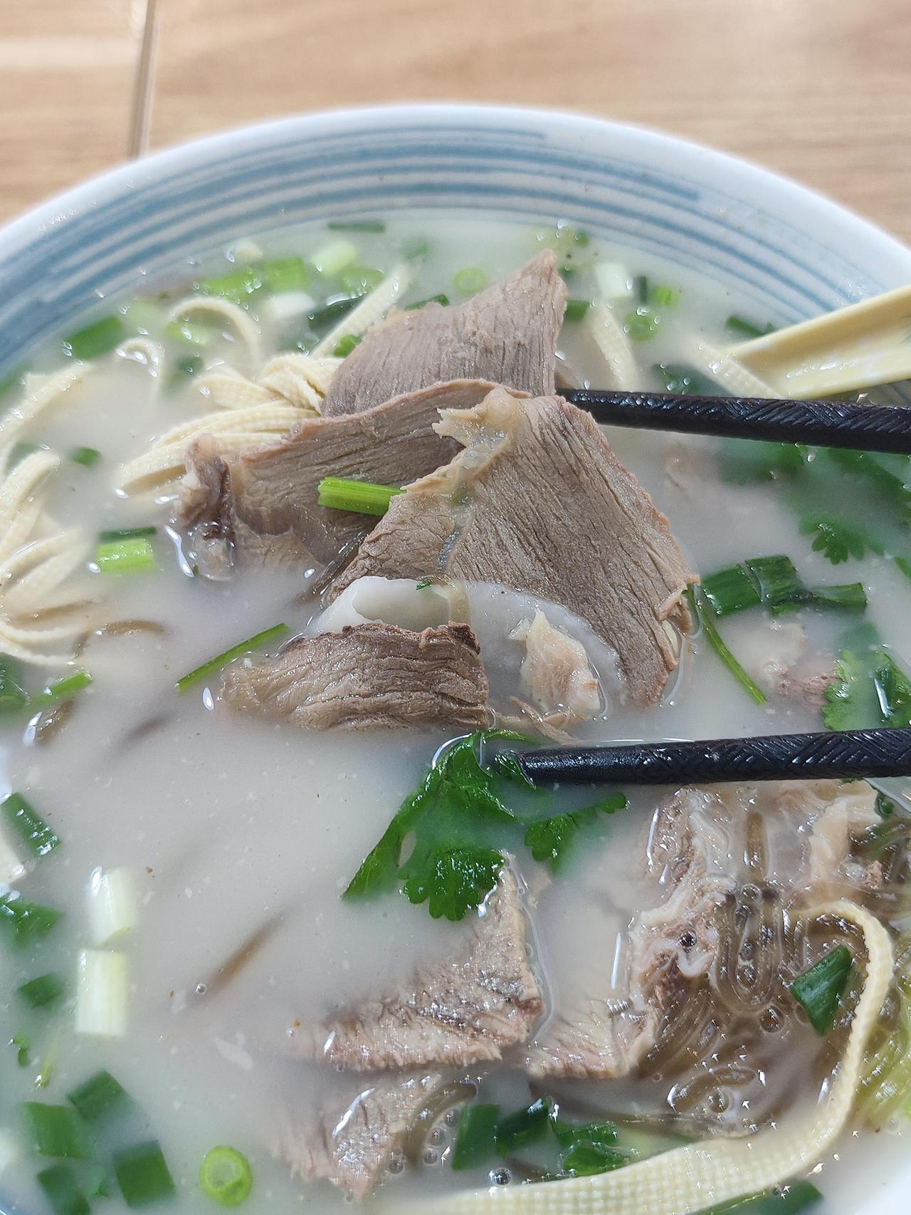 羊肉汤，美滋滋，除了大块羊肉，还有粉丝、豆皮丝，再加一点胡椒粉，又鲜又爽，好吃惨