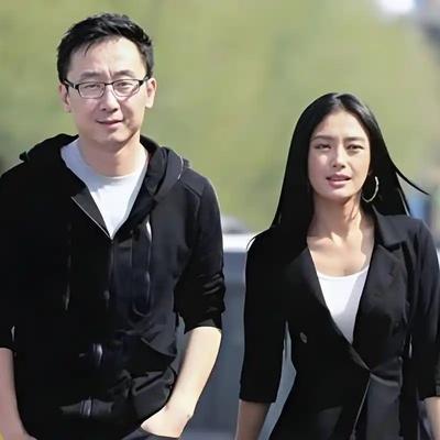 当年，热恋中的陆川多次向女友秦岚求婚，却始终被拒绝，一次，陆川气得扔掉了戒指：你