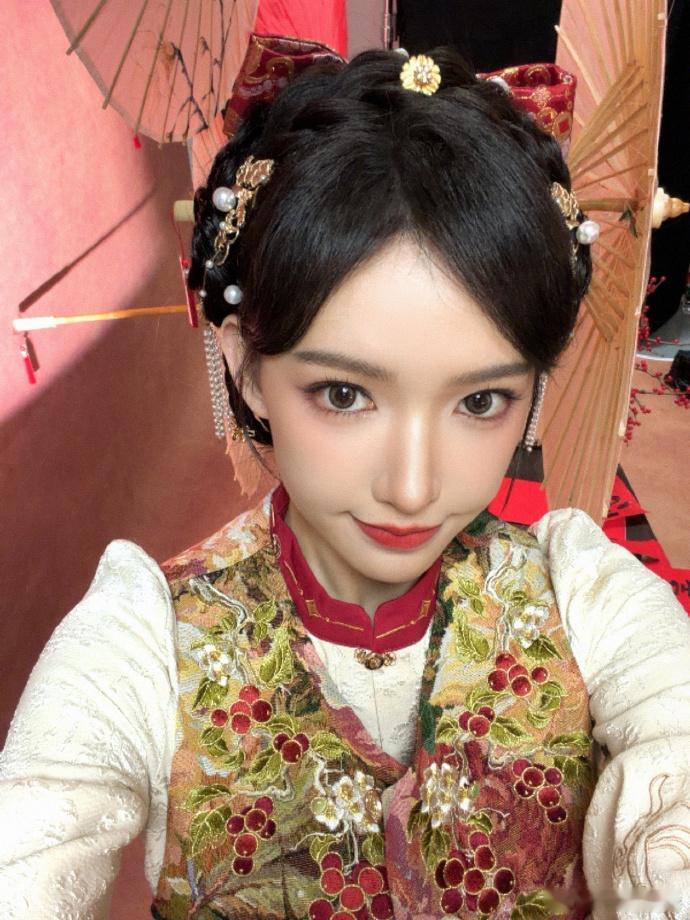 毛晓彤程潇艳压了毛晓彤和程潇的舞台好绝啊，年画娃娃造型超养眼，直接戳中审美点，妥