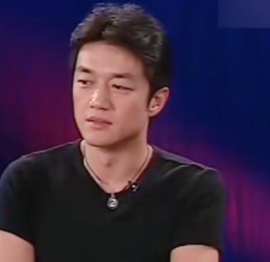 “要选那个最不漂亮了”李亚鹏00年的时候，在一次采访中，居然实话实说，他说，有