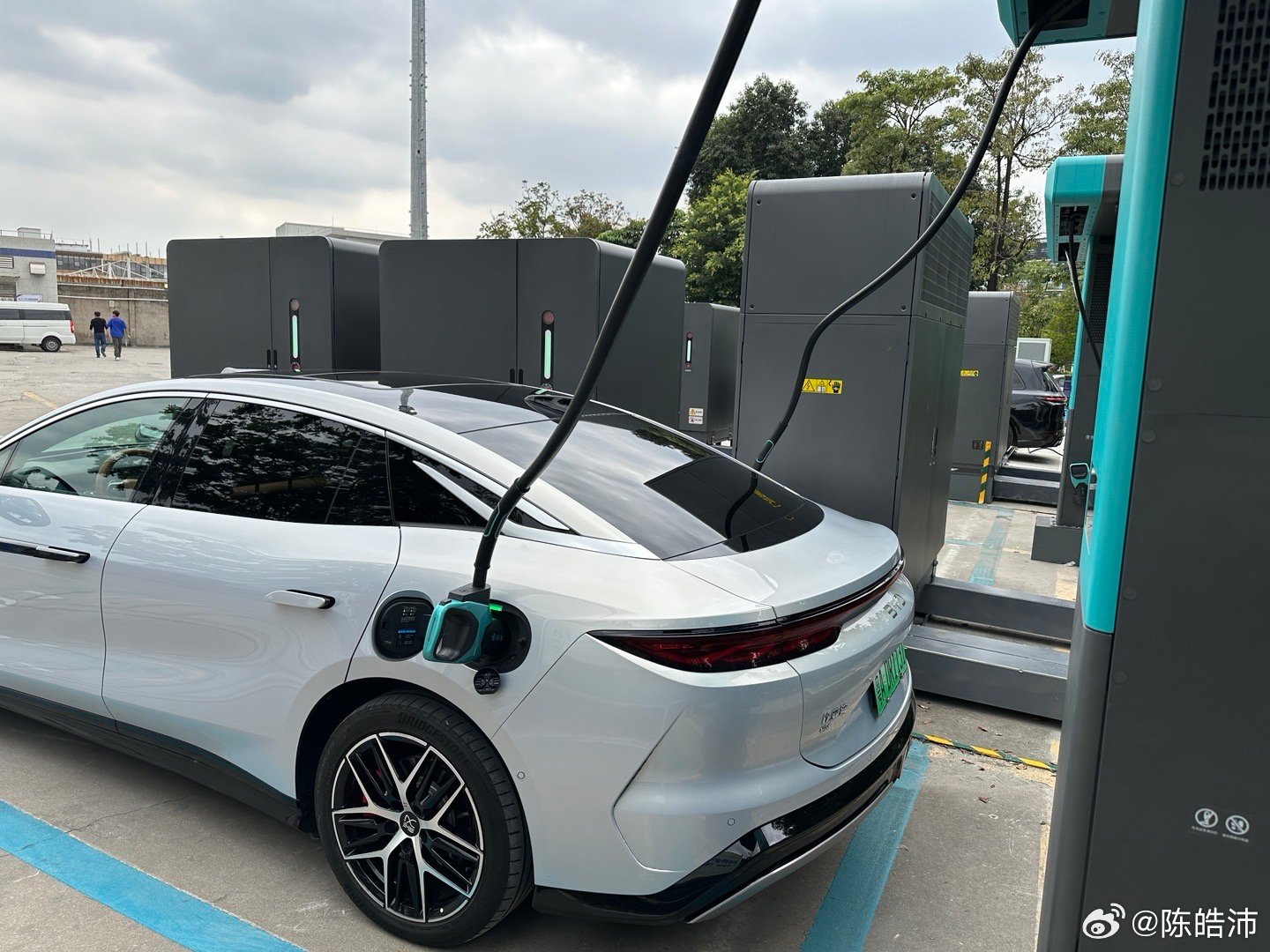 双倍的快乐，还免费，哇哈哈哈哈哈另外还有一个亮点你看出来了吗？比亚迪