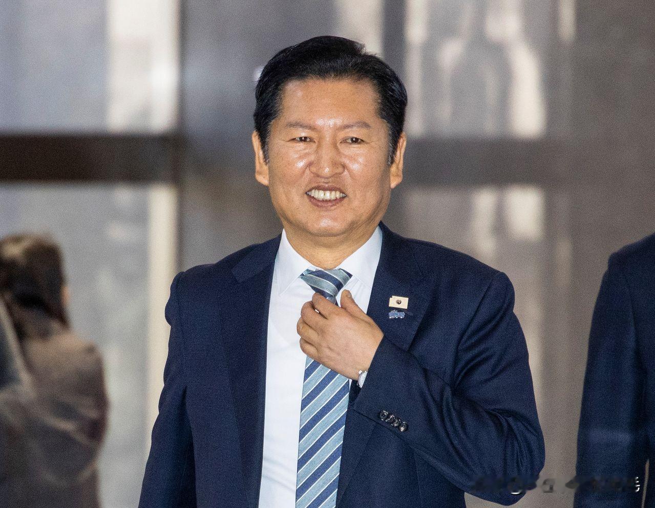 2月25日，韩国共同民主党在国会大会审议“歪曲法律罪”刑法修正案前，因连日争议紧