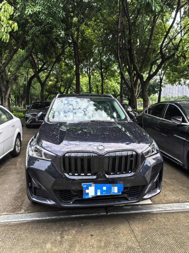 宝马x1油耗分享我的是2.0T四缸发动机，匹配7速湿式双离合变速箱，2.0T车