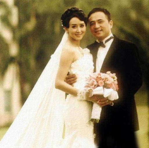 2008年，胡静高高兴兴地嫁给了身价50亿的马来西亚富豪朱兆祥，结婚当晚胡静却发
