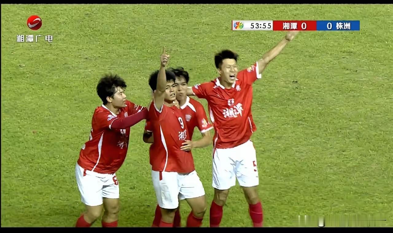 湘潭队终于雄起，以1:1"潭”平第一方阵株洲队，取得第一个积分，从倒数第一，暂时