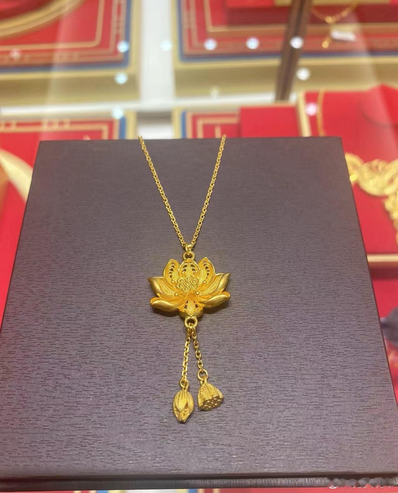 23年还是24年来着，我记得给我妹买了个类似这样的金项链，当时金价700左右，那