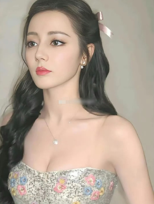 迪丽热巴终于不捂了，大大方方的她简直不要太美​​​
